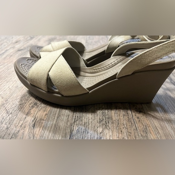 Crocs Leigh Ii Ankle Strap Wedge Heel Sandal Cream Size 10 Womens - Picture 9 of 10